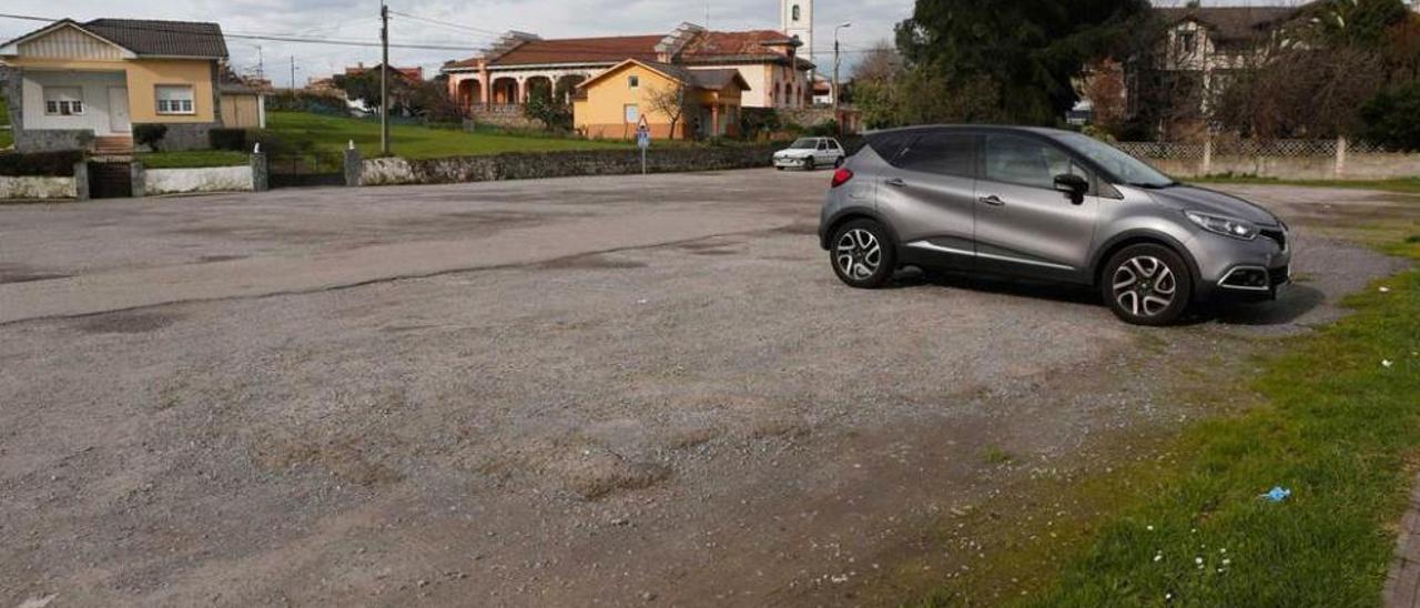 Un coche aparcado en la cancha deportiva de Miranda.