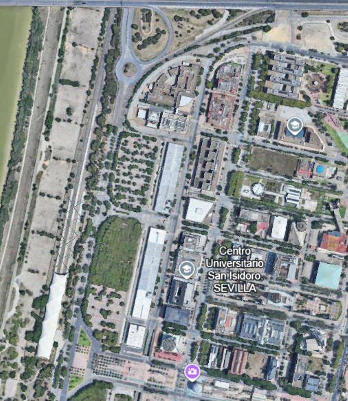 Zona de la Avenida Carlos III en la que irán ubicados los aparcamientos de acceso al estadio de la Cartuja
