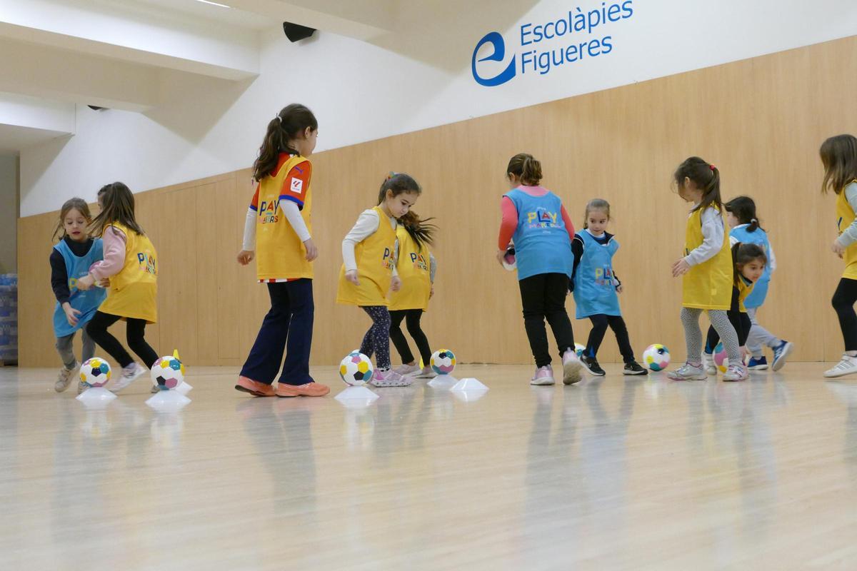 Escolàpies Figueres impulsa el futbol femení amb el projecte Playmakers de la UEFA i Disney