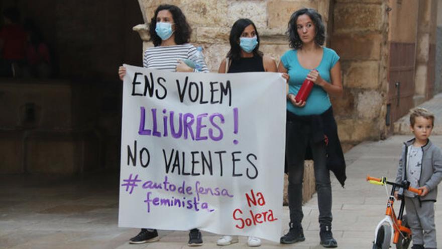 Membres d&#039;un col·lectiu feminista durant una concentració a Montblanc contra la violència masclista