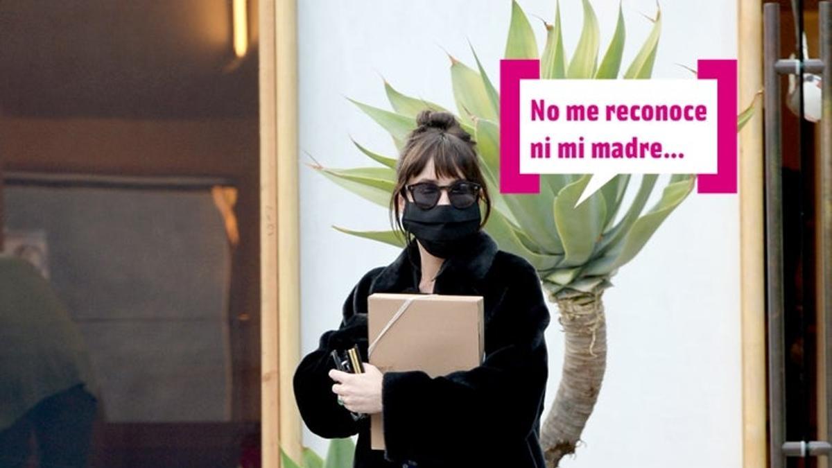 Dakota Johnson por la calle con el supuesto anillo de compromiso