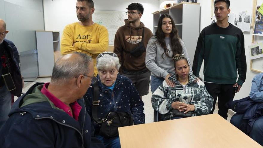 Varios de los propietarios de las viviendas del número 21 de la calle San Francisco de Teruel que se derrumbó el martes. | EFE | ANTONIO GARCÍA