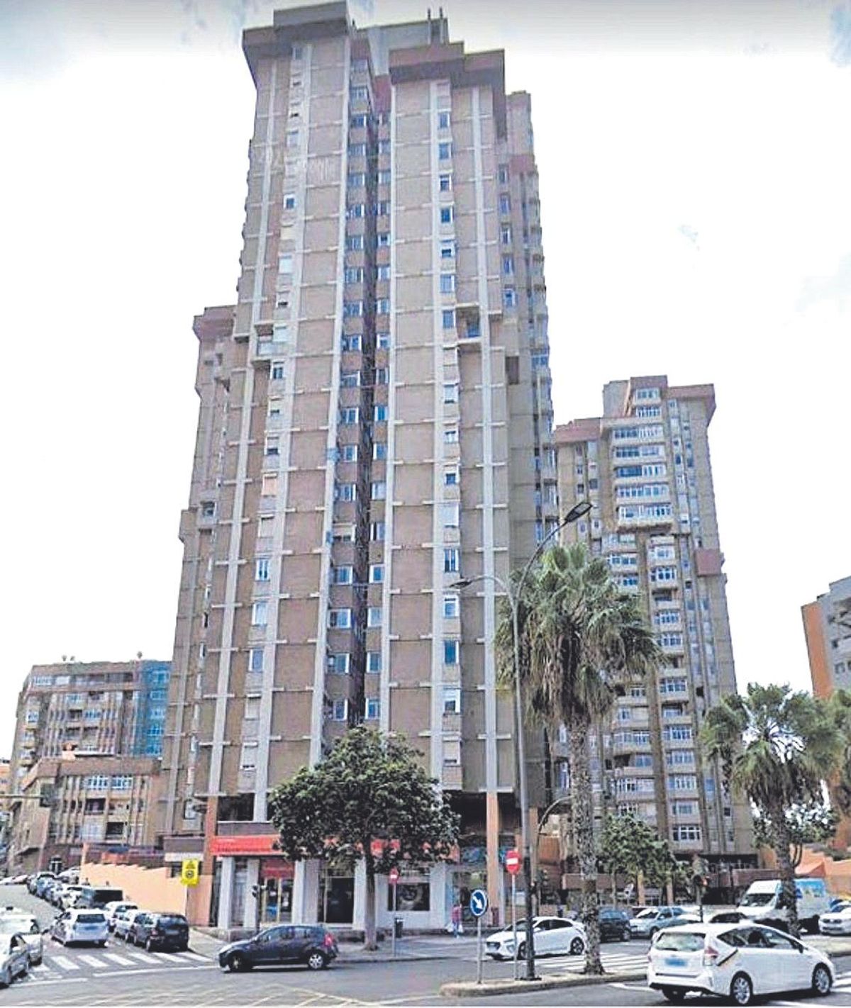 El arquitecto José Luis Jiménez Saavedra diseñó en Las Palmas de Gran Canaria estas torres con un enfoque escultórico, utilizando muros ciegos, salientes y formas asimétricas que le otorgan un carácter único. Con 105 metros de altura, la Torre Yaiza I es el segundo edificio más alto de Canaria. La Torre Yaiza II, con 95 metros, ocupa el tercer lugar en el ranking de edificaciones más altas del archipiélago.