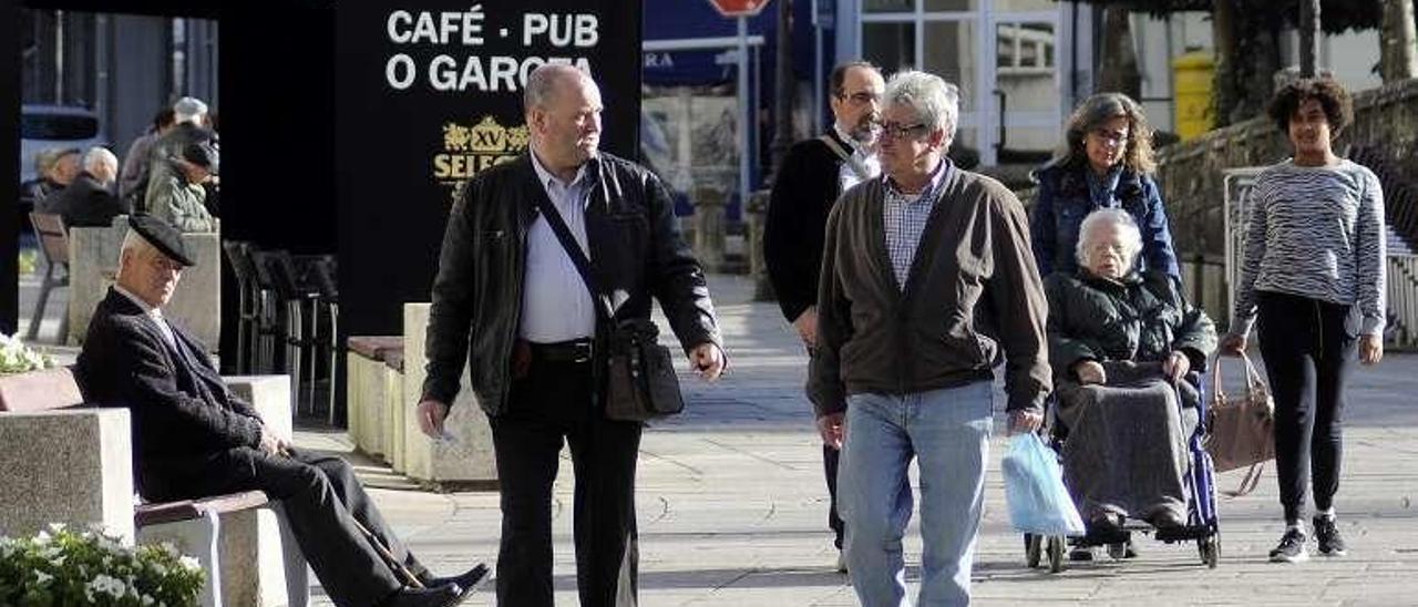 Vecinos de Lalín pasean por la calle bajo el sol. // Bernabé/Javier Lalín