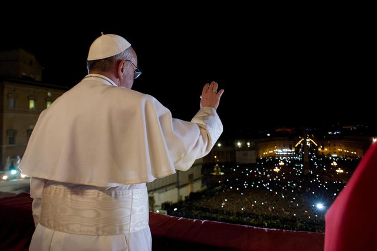 Francesc I es presenta als fidels des de la basílica de Sant Pere.