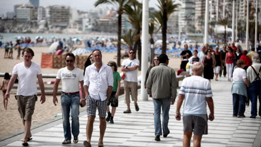 La gente camina por un paseo de la costa española.