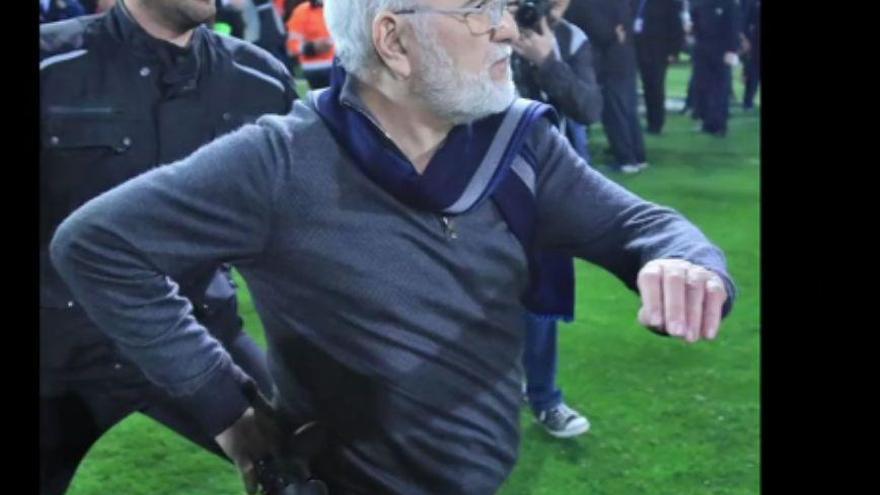 El presidente del PAOK amenaza al árbitro con un arma al cinto