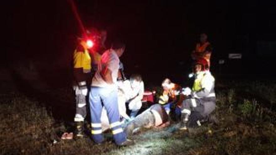 Efectivos de emergencias socorren al herido. // LOC