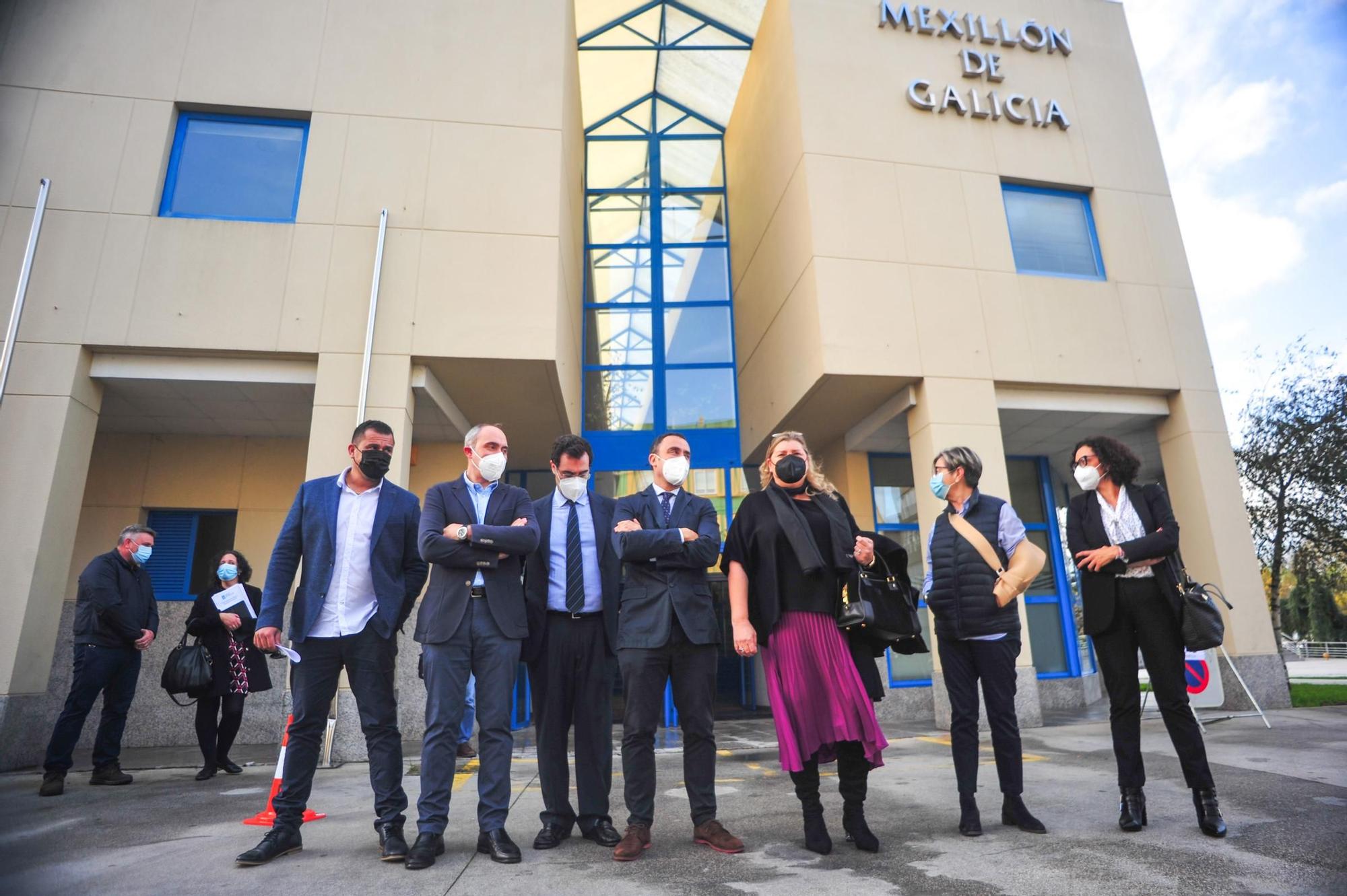 Representantes del Consello Regulador y la Xunta ante el edificio Mexillón de Galicia.