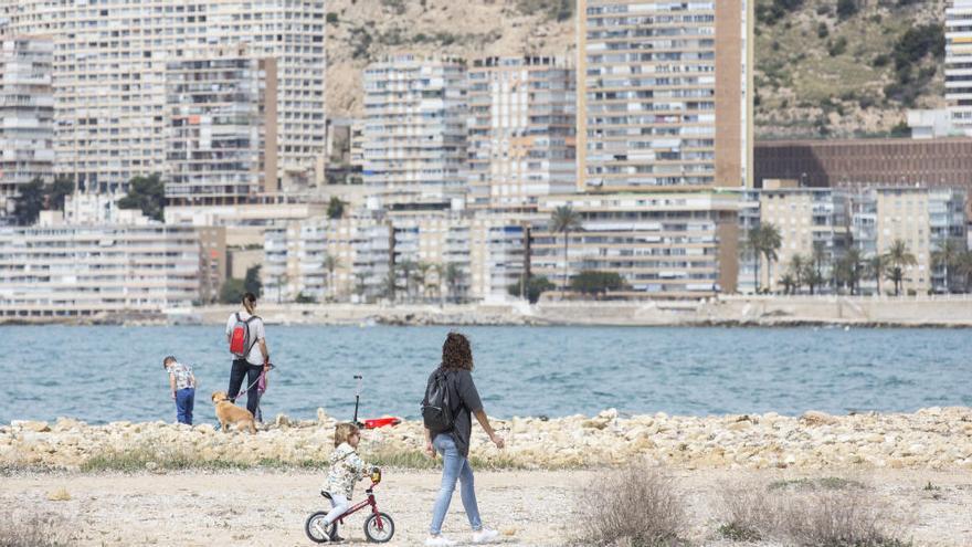 Varios niños pasean con sus padres en Alicante