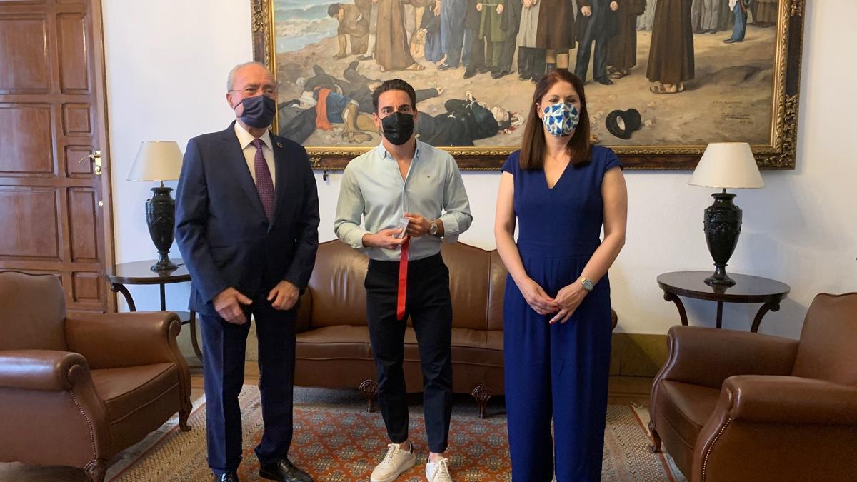 Damián Quintero, junto al alcalde Francisco de la Torre y la concejala, Noelia Losada