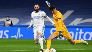 Benzema y Bono, ’pichichi’ y ’zamora’ de LaLiga, en un Real Madrid-Sevilla.