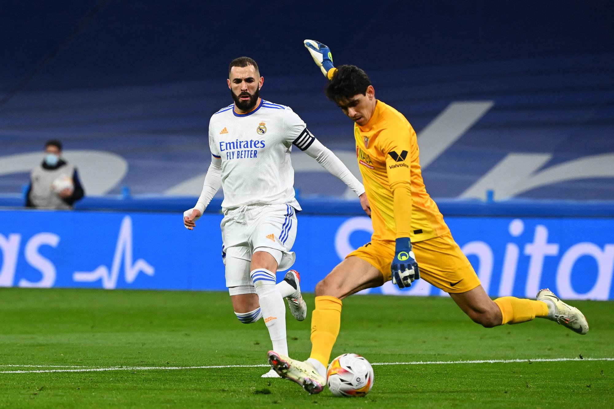 Benzema y Bono, 'pichichi' y 'zamora' de LaLiga, en un Real Madrid-Sevilla.