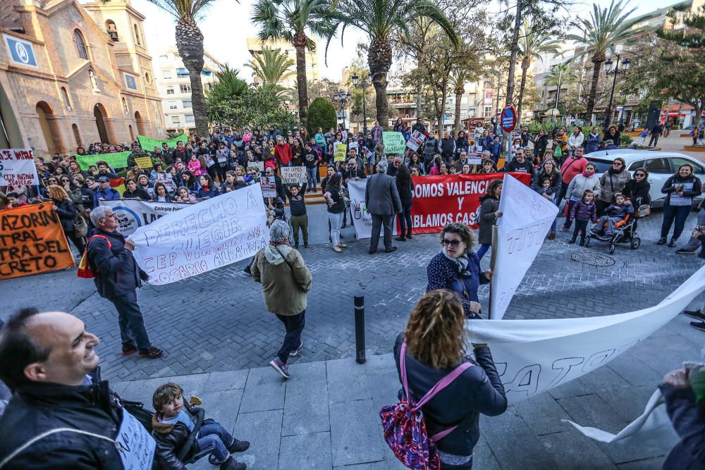 Docenas de padres secundan la protesta contra el decreto de Marzà del modelo educativo en Torrevieja y reclaman su derogación en una prortesta que ha recorrido las calles de la ciudad