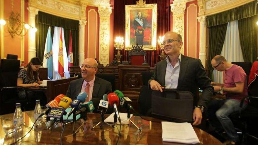 El alcalde (i), con el concejal de Economía, presentando los presupuestos.