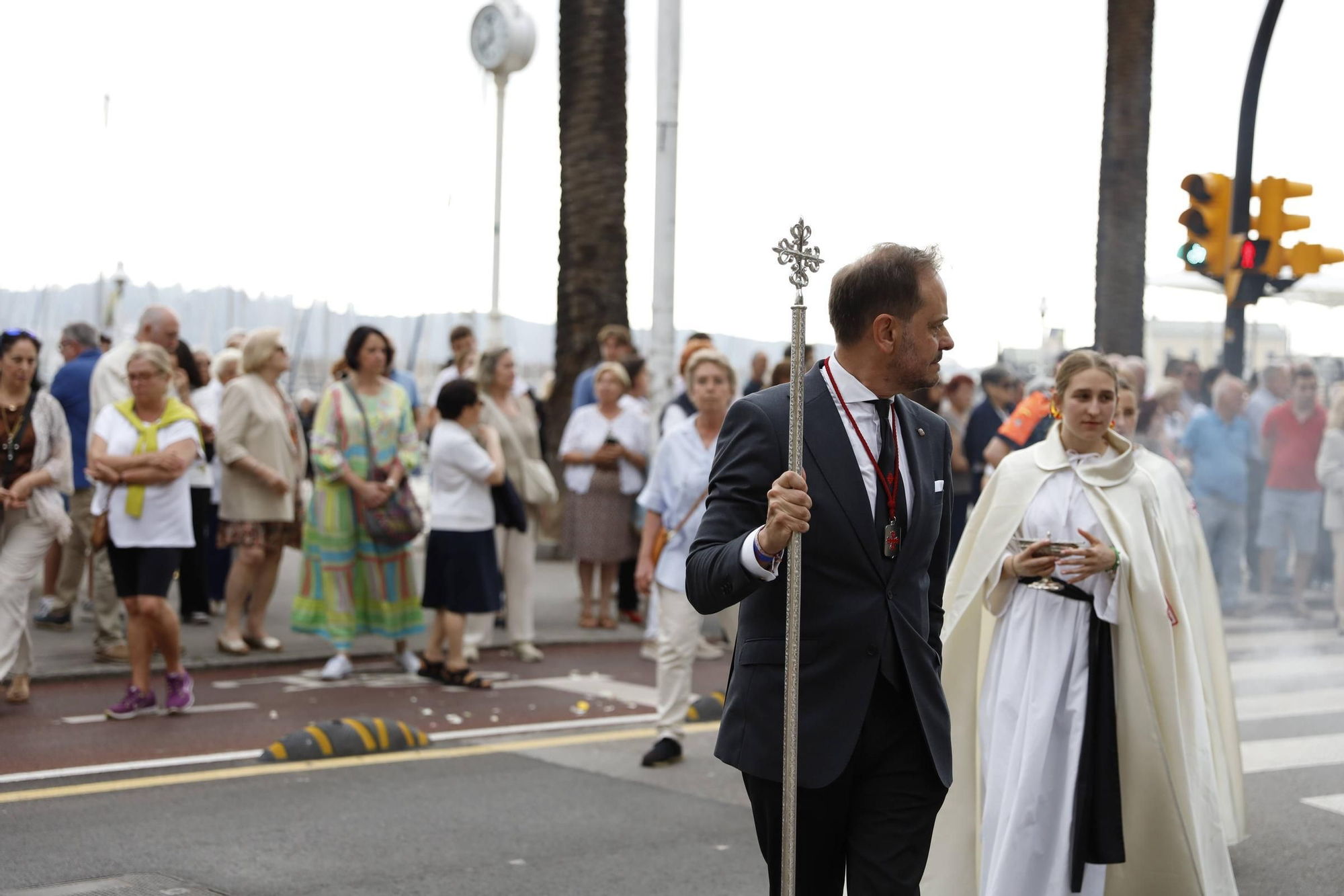 Pétalos, incienso, niños... así fue la procesión del Corpus Christi en Gijón (en imágenes)