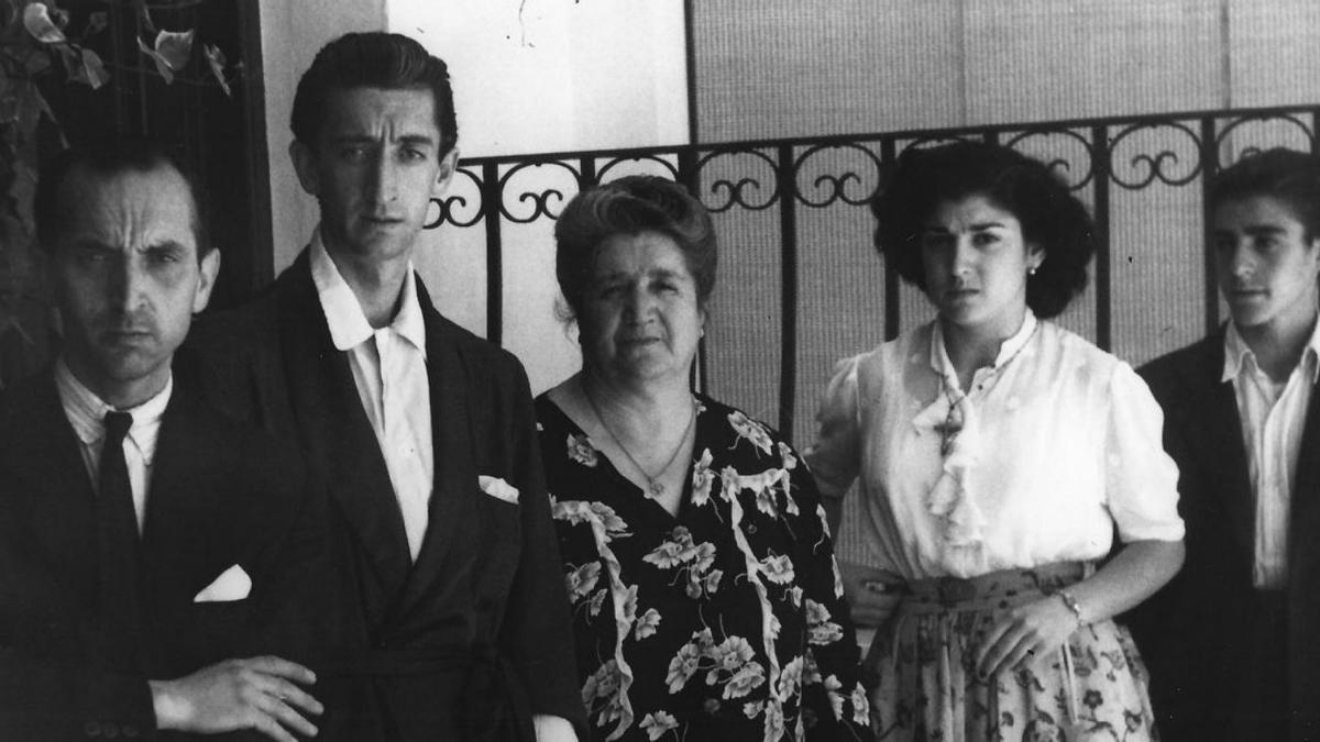 Manolete junto a su madre, doña Angustias Sánchez, y familiares, entre ellos su sobrino Rafael Soria.