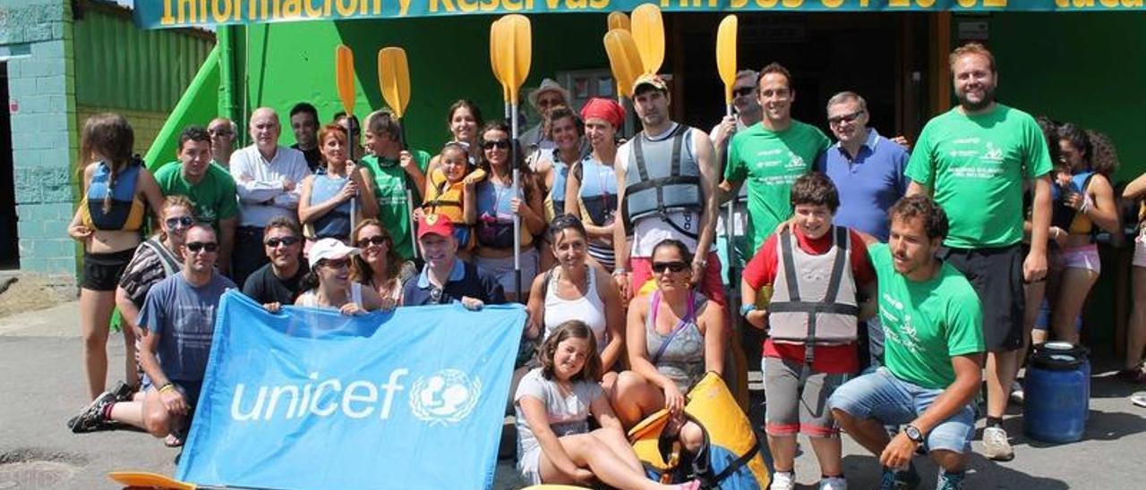 Un grupo de participantes en el descenso en favor de Unicef, antes de embarcarse en el Sella.