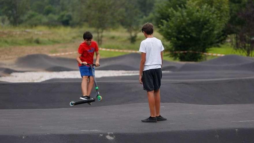 Dos niños probando ayer la pista de "Pump Truck" de Bueño, todavía en obras.