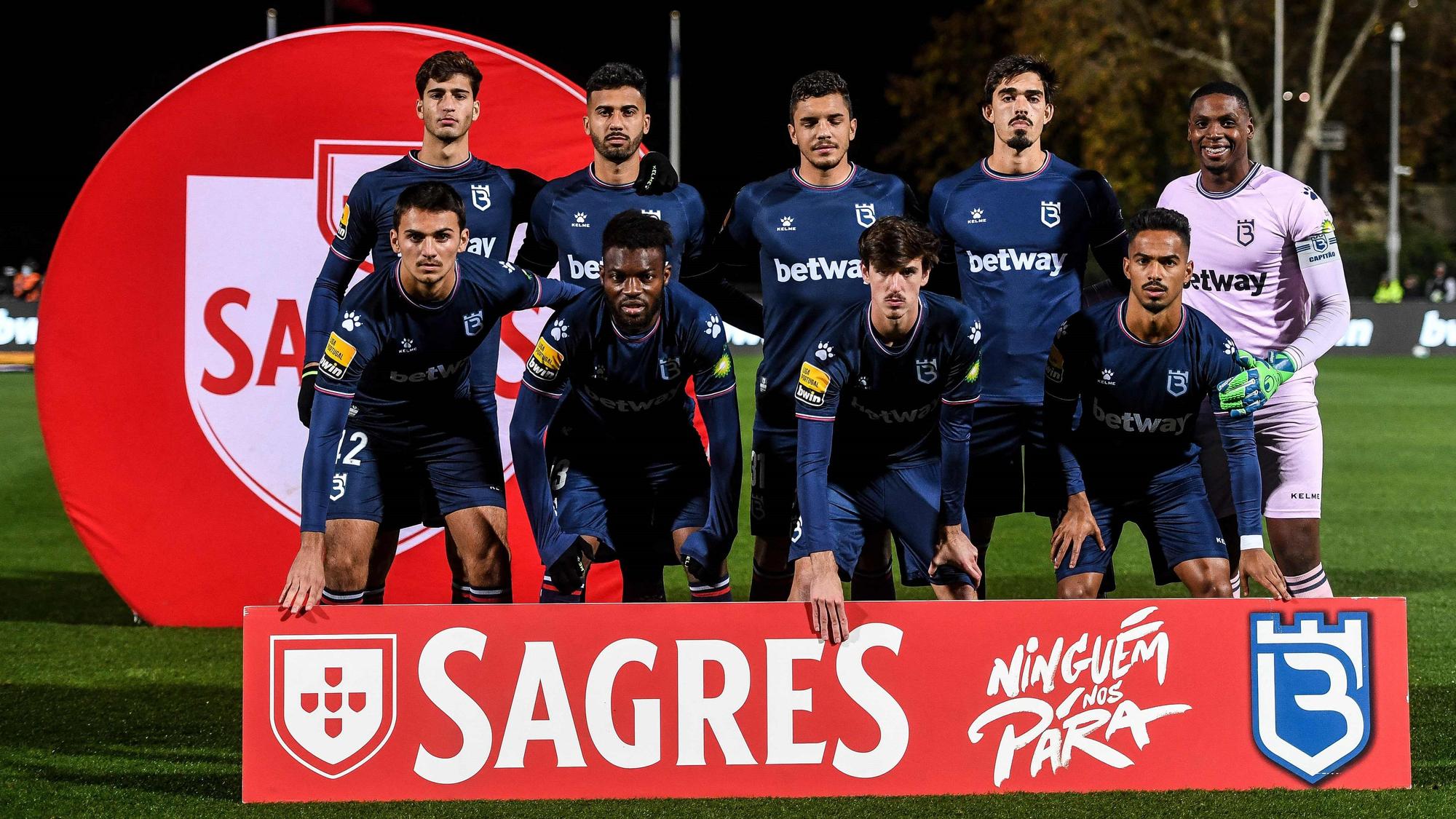 Los nueve jugadores de Belenenses, antes de medirse con el Benfica.