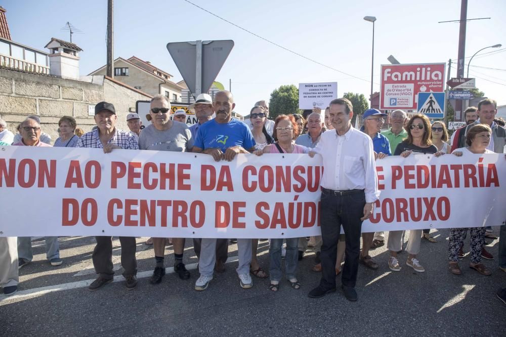 Más de un centenar de vecinos de Coruxo se echaron a la calle para reivindicar el puesto de pediatra // Cristina Graña