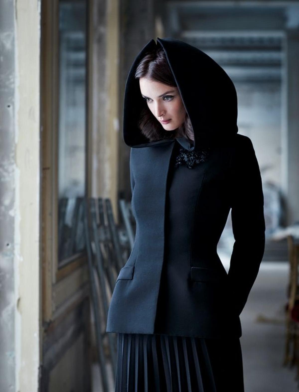 Charlotte Le Bon con un look de Dior Haute Couture
