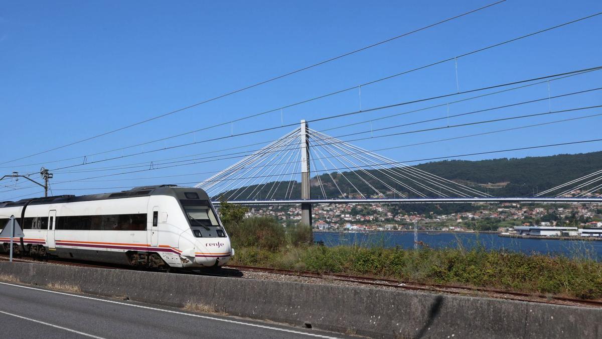 Un tren S-599 del Eje Atlántico a supaso por el puente de Rande.