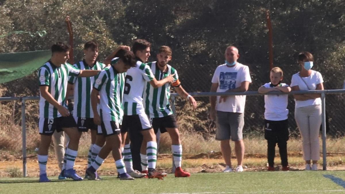 Los jugadores del Córdoba B celebran el gol de Ale Marín en la Ciudad Deportiva.