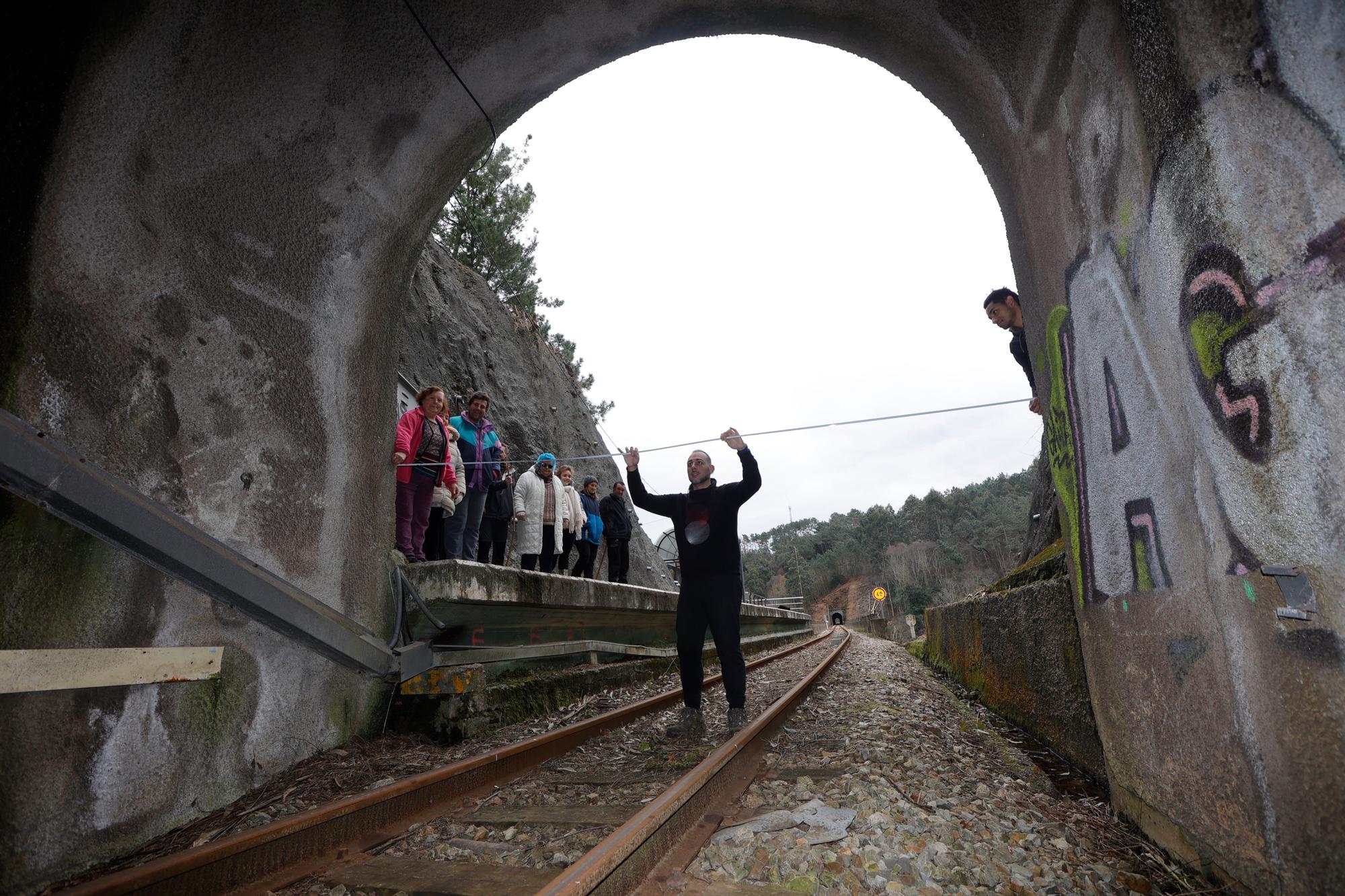 EN IMÁGENES: Un grupo de vecinos de Cudillero protagoniza una "medición irónica" para "informar" a Renfe y Adif de las dimensiones "reales" de un túnel de Feve.