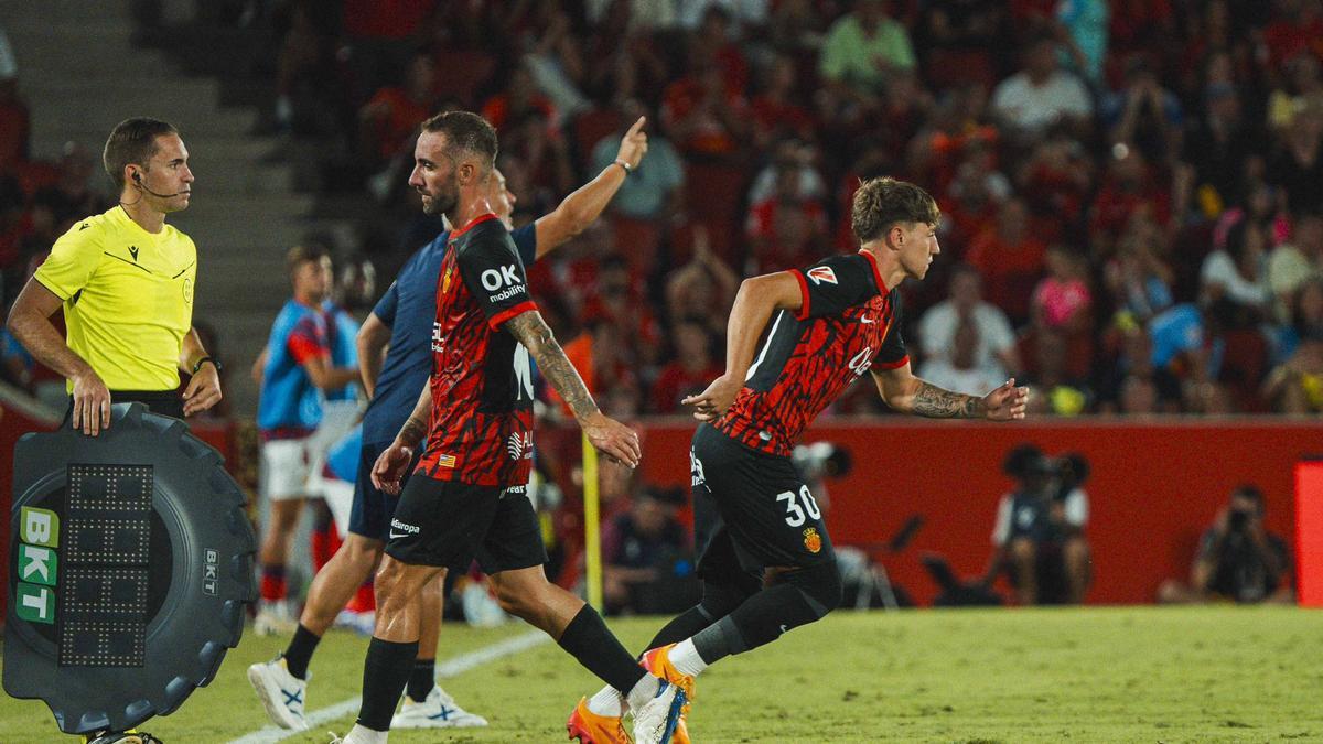 Imagen del debut de Marc Domènech con el Mallorca en Primera al sustituir a Sergi Darder ante el Sevilla en agosto.