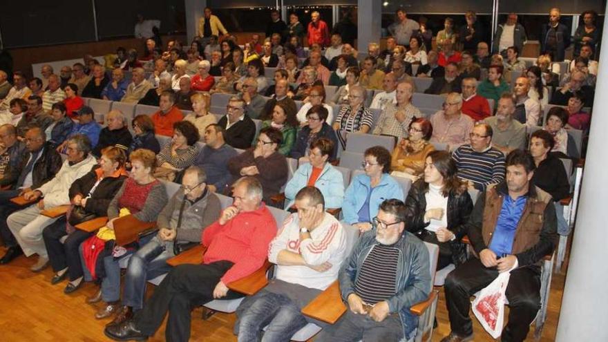 El salón de plenos se llenó ayer durante la celebración de la asamblea. // Santos Álvarez