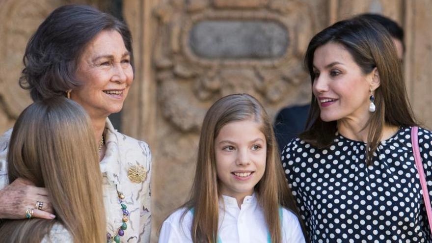 La Reina Letizia y Doña Sofía con sus nietas.