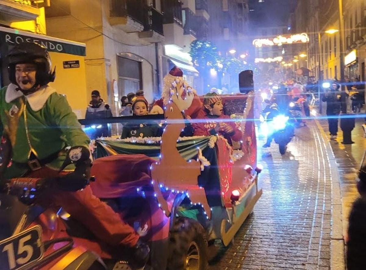 Papanoelada motera y solidaria en Cangas del Narcea