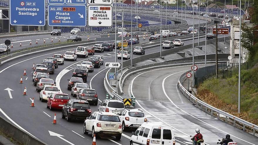 Atascos en el acceso del puente de Rande, en la AP-9, registrado el viernes pasado. // Ricardo Grobas