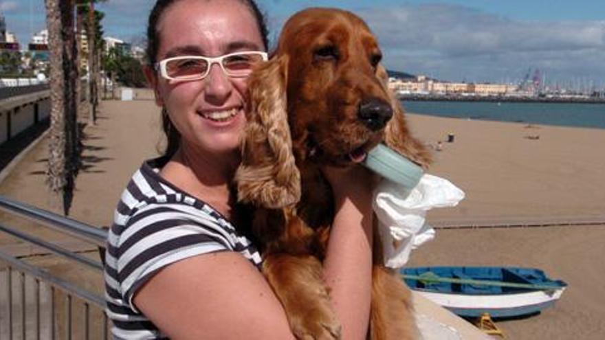 Julia Iannancuoni junto a su perra Tequila, ayer, en el paseo de la playa de Las Alcaravaneras. i MARRERO