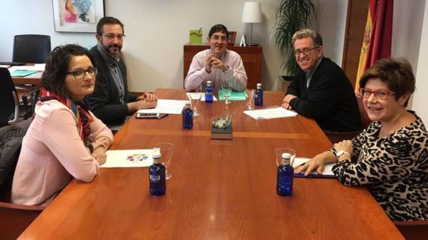 Belén Martínez, Asensio López, Manuel Villegas, Mario Soler y Carmen Rico durante la reunión celebrada ayer en la Consejería de Salud.