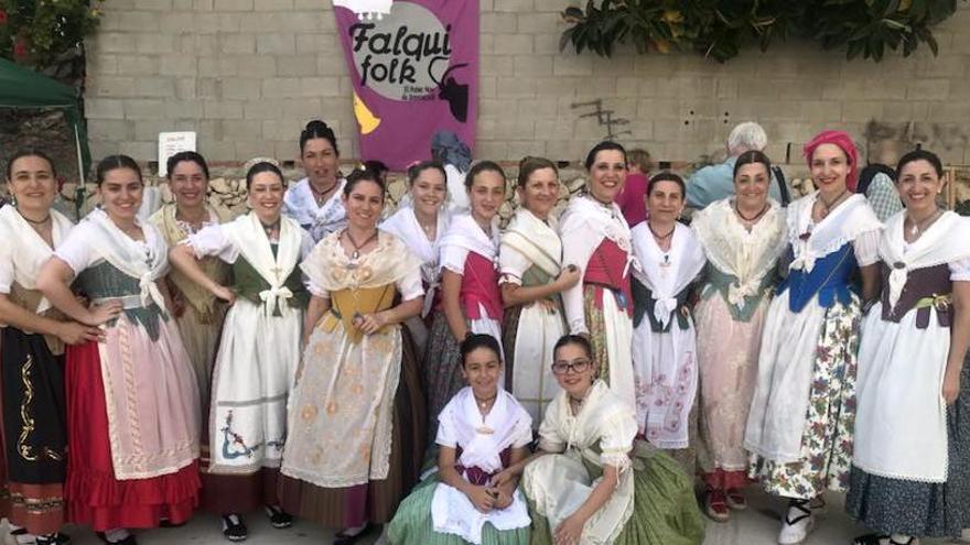 El folk y las danzas tradicionales triunfan en Benitatxell