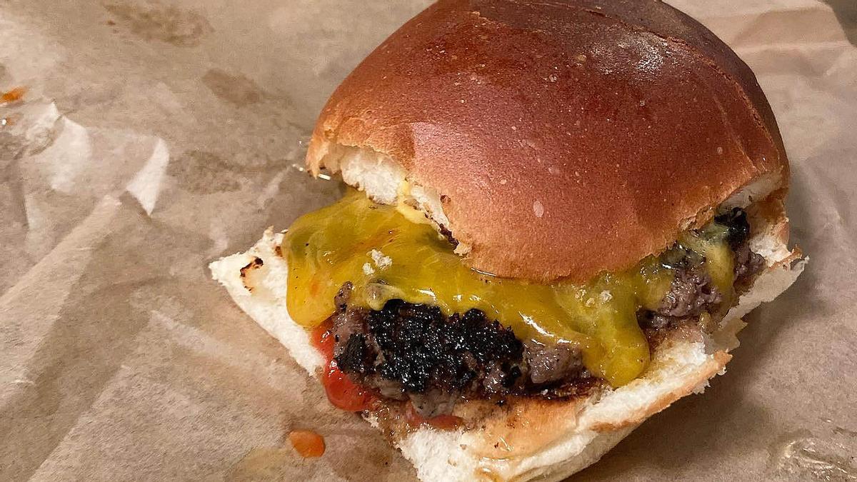 'Smash buger' con queso de Fast Eddie’s.