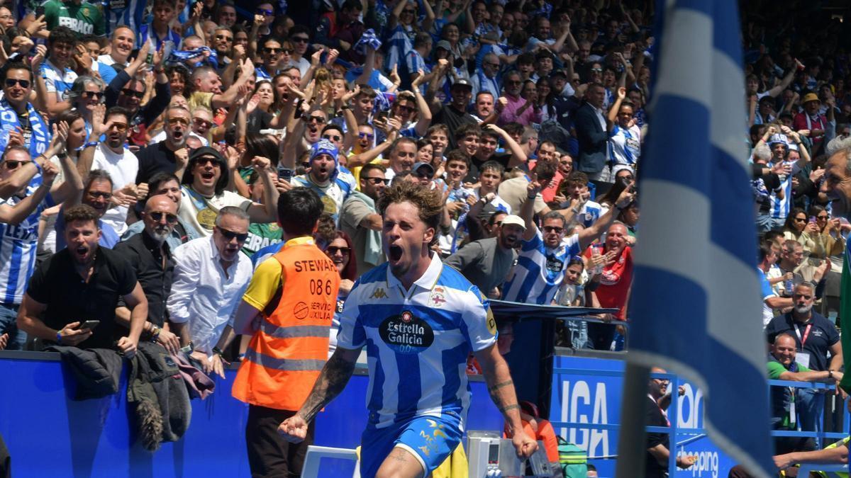 Mario Soriano festeja el gol del empate ante el Andorra en Riazor.