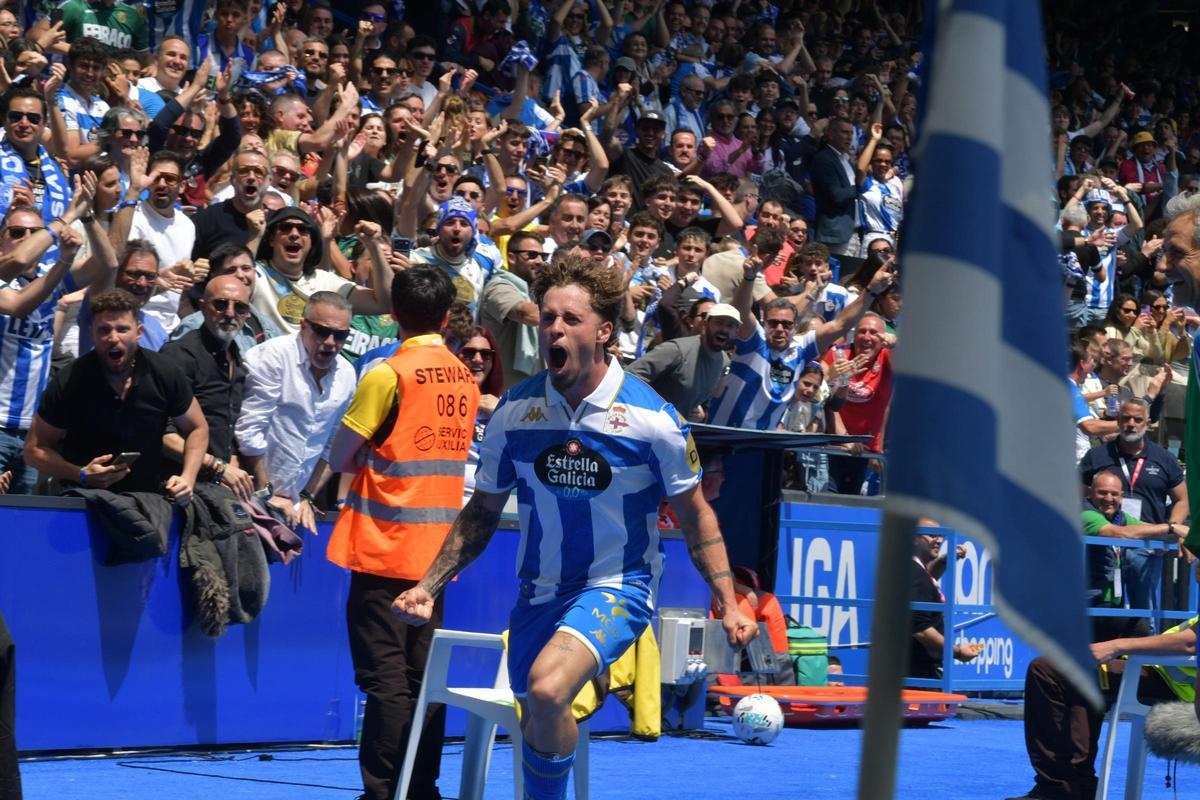 Mario Soriano festeja el gol del empate ante el Andorra en Riazor.