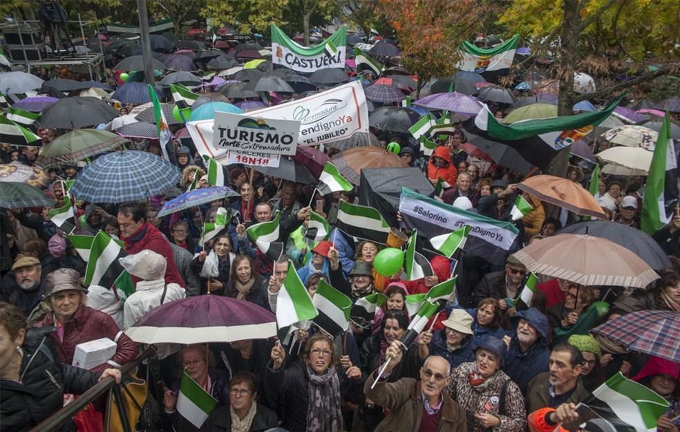 La manifestación por un tren digno para Extremadura en imágenes