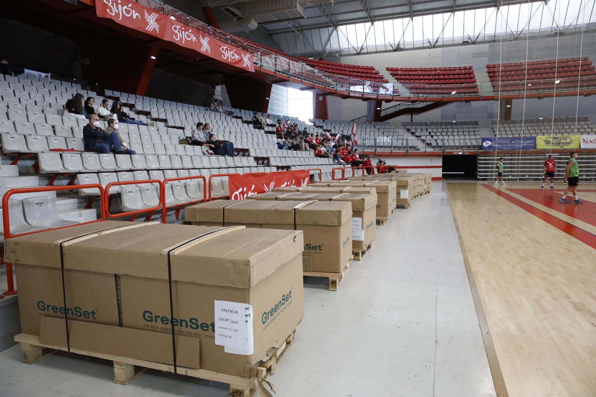 EN IMÁGENES: Así fue el montaje de la pista central del Gijón Open en el Palacio de los Deportes de La Guía