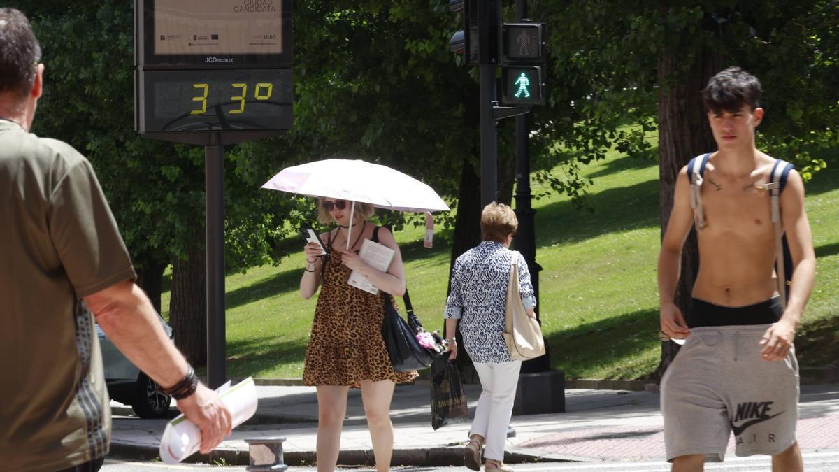 La ola de calor aprieta en Asturias: paraguas al sol, agua y fuentes para combatir los casi 40 grados