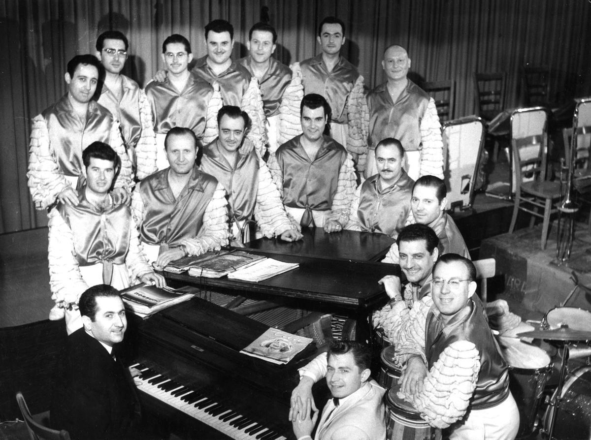 Els membres de l'Orquestra Maravella vestits amb un vestuari apte per tocar ritmes llatins.
