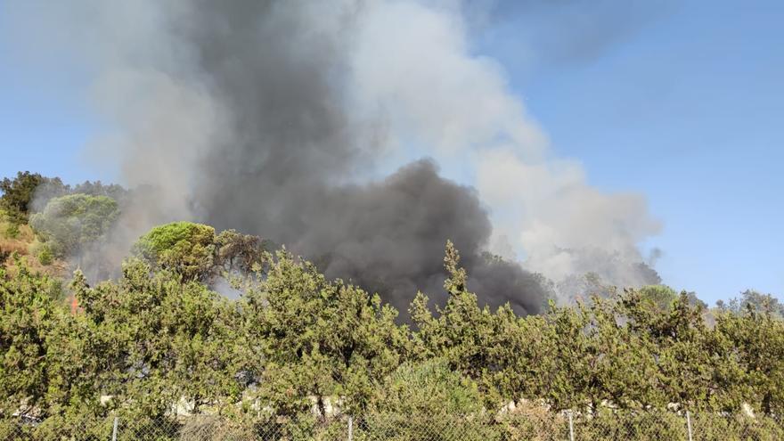 Crema un cotxe a l&#039;AP-7 a la Jonquera i el foc s&#039;estén pel voral