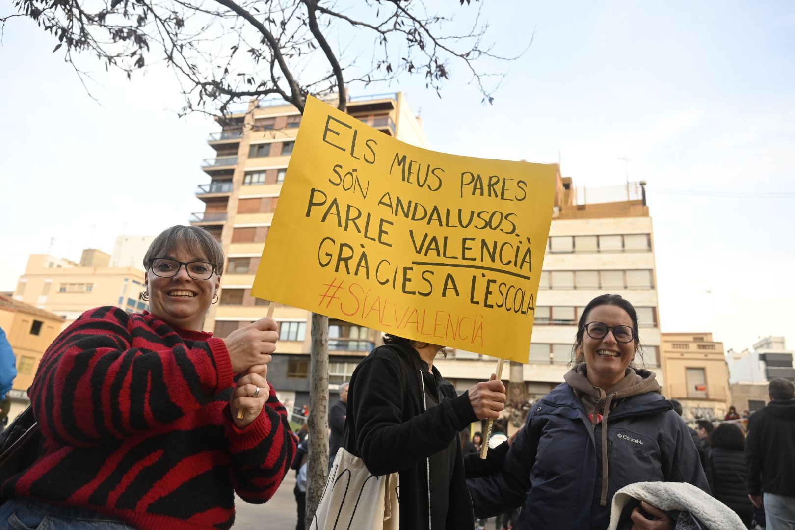 Vila-real es concentra davant la consulta lingüística per dir 'Sí al valencià'