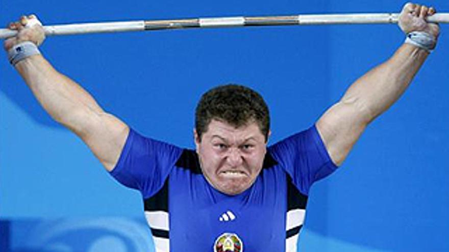 El bielorruso Aramnau, oro en 105kg con tres récords del mundo