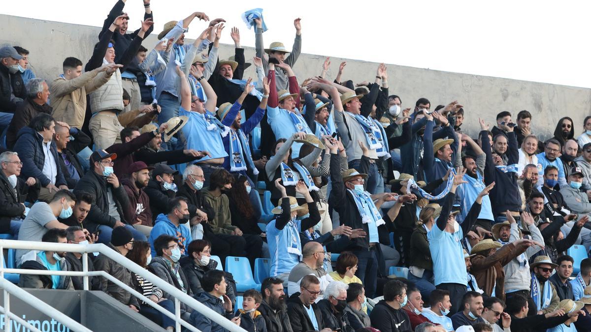 Aficionados de la UD Ibiza en un partido en Can Misses.