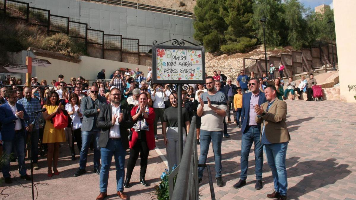 El entorno de la ermita de San Lázaro tomaba el nombre del que fuera presidente de la Asociación de Vecinos, José María Pérez García, en un acto al que acudían los hijos y nietos del homenajeado.