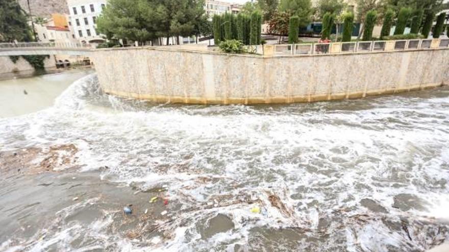 Cauce del Segura a su paso por Orihuela el miércoles, con espuma y basuras acumuladas.